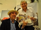 Uma foto, uma hist&oacute;ria: Osmar Santos e Milton Neves exibindo imagem hist&oacute;rica de 1973