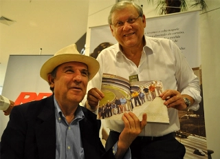 Uma foto, uma hist&oacute;ria: Osmar Santos e Milton Neves exibindo imagem hist&oacute;rica de 1973