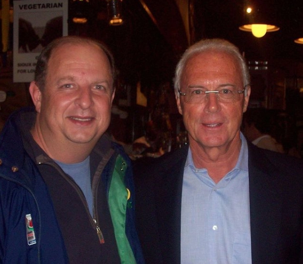 O repórter Nivaldo de Cillo e Franz Beckenbauer. Foto: arquivo pessoal de Nivaldo de Cillo