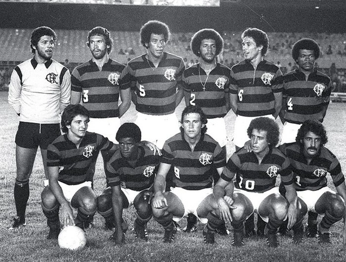 Da esquerda para a direita, em pé: Roberto, Rondinelli, Carlos Alberto Torres, Júnior, Vanderlei Luxemburgo e Merica. Agachados: Tita, Adílio, Kalu, Dendê e Luís Paulo. Foto: Reprodução 