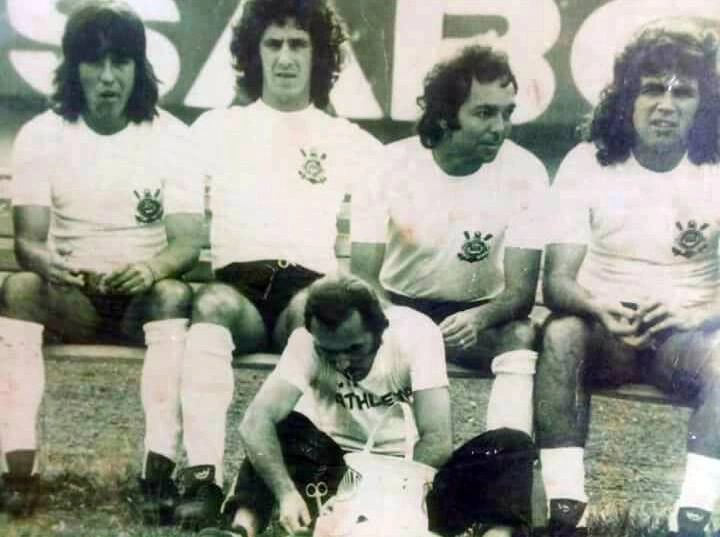 Jogadores do Corinthians no banco de reservas em 1975. Da esquerda para a direita: Fito (lateral-direito, que jogou pouco no Tim&atilde;o), Adilson, Roberto Miranda e Cl&aacute;udio Marques. &Agrave; frente, o massagista Antoninho. Foto enviada por Pedro Jhow