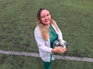 Livro 'Entre Cobras, Le&otilde;es e Timbus' aborda hist&oacute;rias de uma mulher &agrave; frente das ambul&acirc;ncias nos est&aacute;dios de futebol de Pernambuco