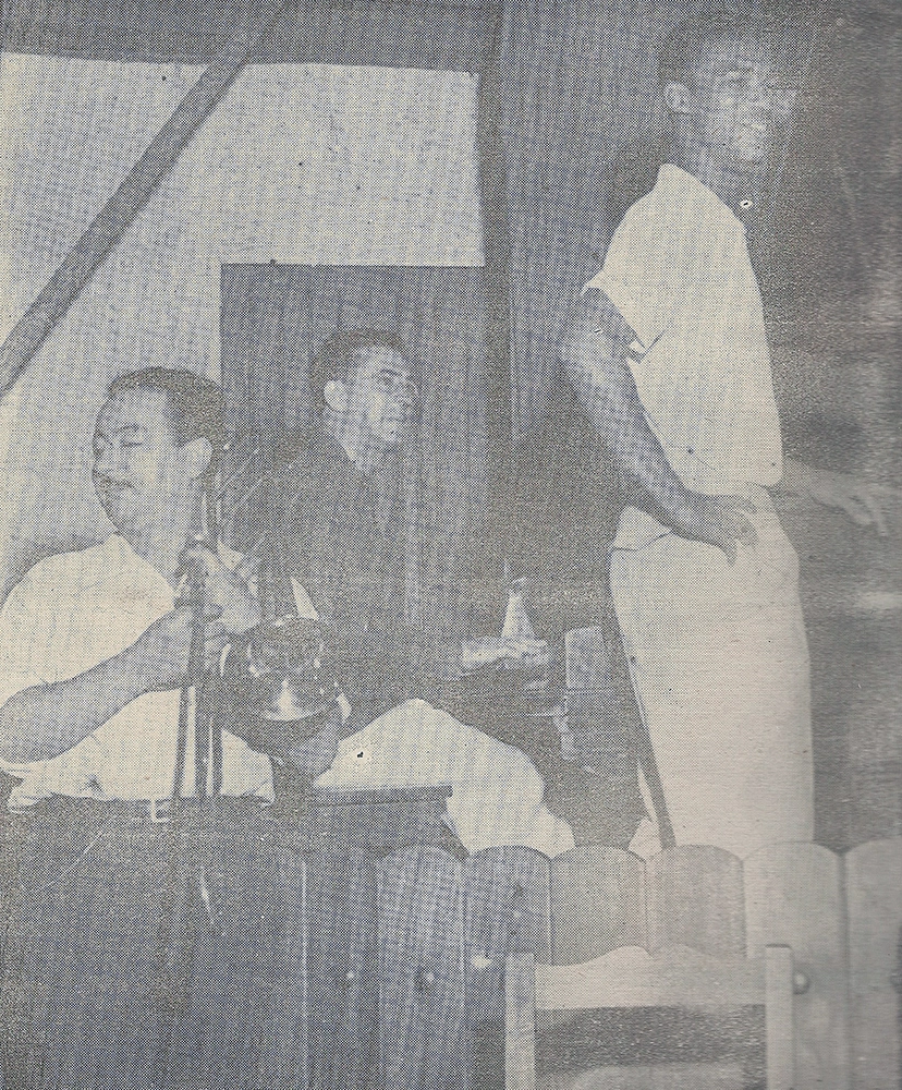 Quando jogava pelo Botafogo, em 1957, Didi (à direita e em pé) foi flagrado em um momento de descontração fora dos gramados. Foto: Reprodução/A Gazeta Esportiva Ilustrada