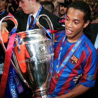 Na Europa, Ronaldinho jogou por PSG, Barcelona e Milan. Foto: Facebook/Reprodução