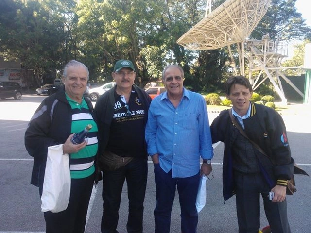 Em julho de 2014. Da esquerda para a direita, Tomires (o primeiro) e Oliveira Andrade (o terceiro), no Grupo Bandeirantes de Rádio e TV. Foto enviada por Milano Júnior