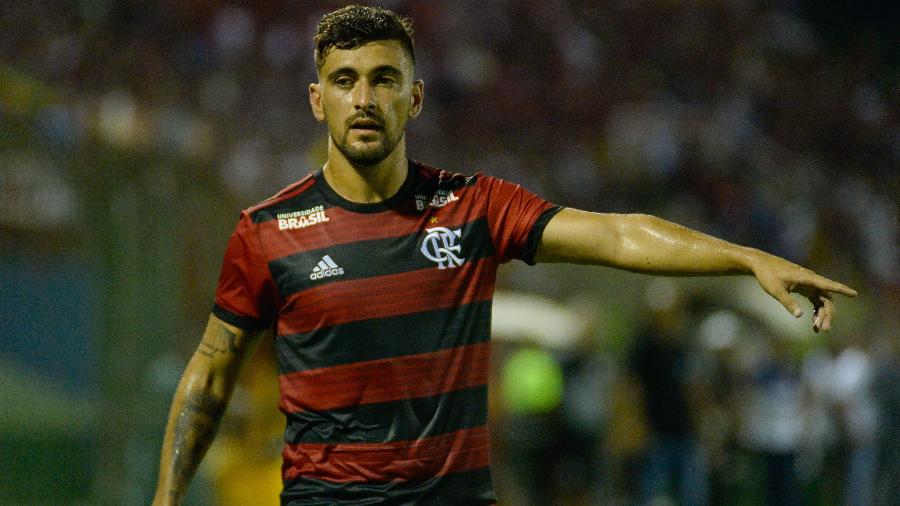 Arrascaeta será o único titular em campo pelo Flamengo no clássico contra o Vasco