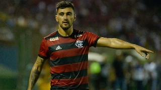 Arrascaeta será o único titular em campo pelo Flamengo no clássico contra o Vasco