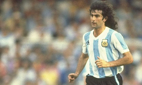 Como todo bom argentino, Kempes usou longas madeixas durante a carreira