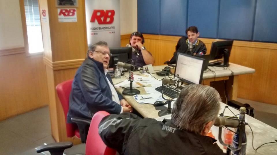 Da esquerda para a direita, Milton Neves (o primeiro) e Tomires (de costas), durante o programa Domingo Esportivo da Rádio Bandeirantes, em julho de 2014. Foto enviada por Milano Júnior