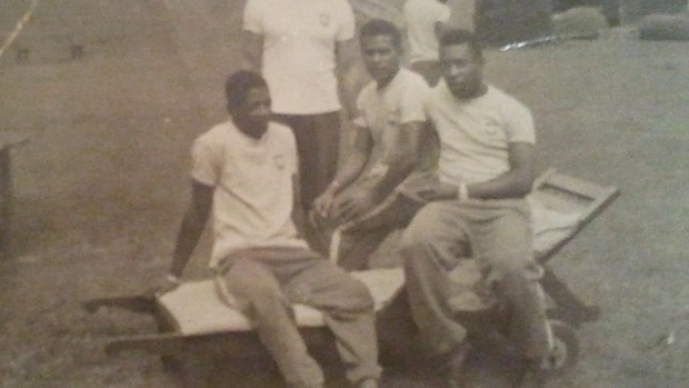 Da esquerda para a direita: Paulo Borges, Fidélis e Pelé. Foto: Arquivo Pessoal de Fidélis