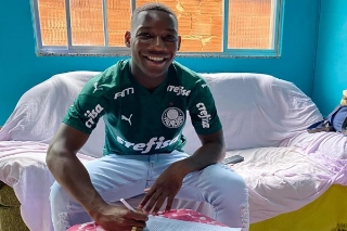 O jogador assinou o contrato de extensão de vínculo, em casa. (Foto: Palmeiras)