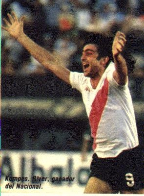 Kempes brilhou no Monumental