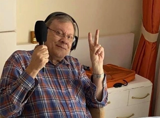 Jornalista apresentou o programa de sua casa