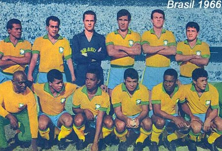 BRASIL 1966: EM PÉ: Fidélis, Zito, Gylmar, Brito, Fontana e Paulo Henrique. AGACHADOS: Mário Américo, Jairzinho, Lima, Alcindo, Pelé e Amarildo
