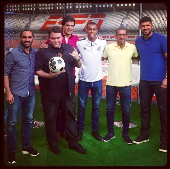 Em julho de 2018, Rodrigo Rodrigues posta foto para relembrar sua saída do Resenha ESPN, em 2016. Na foto, estão: o argentino Juan Pablo Sorín, Rodrigo Rodrigues, Raí, o colombiano Jonathan Copete, Djalminha e Fabio Luciano. (Foto: Reprodução - Instagram @rr_tv )