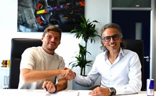 O holand&ecirc;s ao lado de Laurent Mekies, selando a renova&ccedil;&atilde;o de contrato com a Red Bull. Foto: Oracle Red Bull Racing