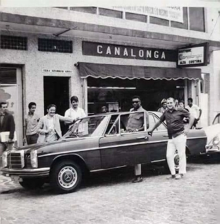Uma foto, uma hist&oacute;ria! Pel&eacute;, de Mercedes, em frente &agrave; boutique do seu alfaiate favorito