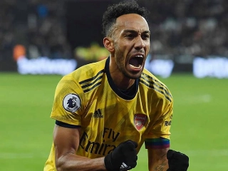 Atacante do Arsenal é desejado pelo PSG em caso de saída de Neymar ou Cavani. Foto: Facebook/Reprodução