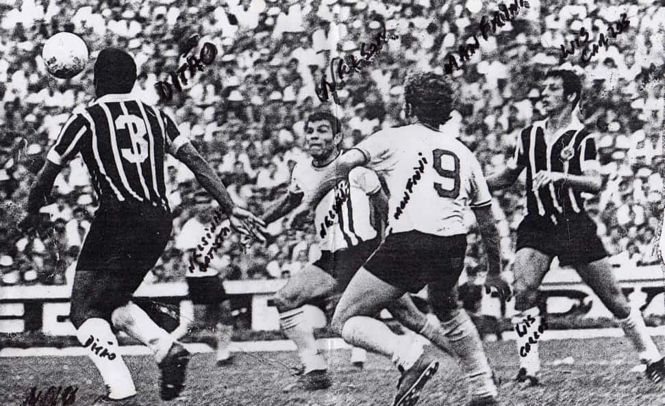 Em 18 de outubro de 1970, confronto entre Corinthians e Ponte Preta no Parque Antártica, válido pelo Robertão O Corinthians venceu por 1 a 0, gol de Aladim. Da esquerda para a direita: Ditão, Nélson Jacaré, Manfrini e Luiz Carlos Galter. Foto: arquivo pessoal de Nélson Jacaré