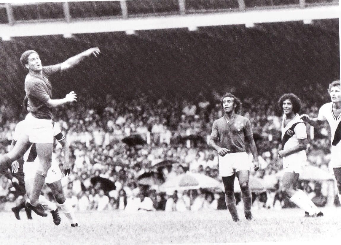 Primeira partida da final do Campeonato Brasileiro, em 24 de julho de 1974, no estádio do Mineirão, entre Cruzeiro e Vasco, resultado final de 1 a 1. Da esquerda para a direita, Palhinha, Dirceu Lopes, Miguel e Moisés. Atrás de Palhinha, encoberto, o capitão Alcir Portella. Foto enviada por Emílio Duva