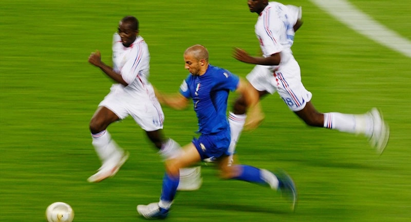 Del Piero tenta fugir da marcação de Makélélé e Alou Diarra durante a final da Copa do Mundo de 2006. Foto: Reprodução/FIFA.com