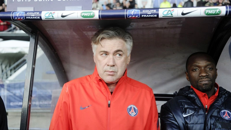 Em 2012, Carlo Ancelotti, treinador do PSG, ao lado de Makélélé, seu assistente. Foto: Reprodução/FIFA.com