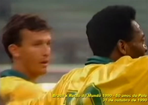 Em 31 de outubro de 2018, substituindo Pelé em amistoso disputado em Milão, da Seleção Brasileira contra um Combinado do Resto do Mundo. Neto marcou o gol brasileiro, de falta, na derrota brasileira por 2 a 1. Foto: Reprodução