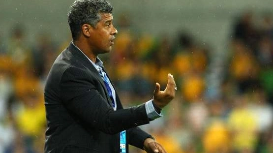 À beira do gramado, o treinador Frank Rijkaard. Foto: UOL