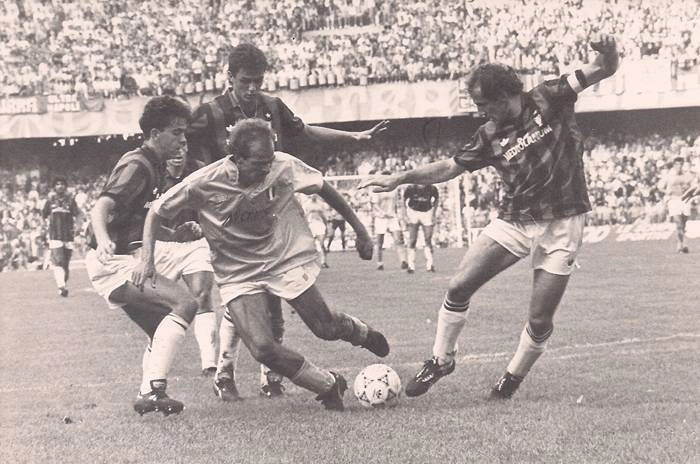 Napoli e Milan com casa cheia. Alemão tenta se desvencilhar dos milaneses Baresi, Maldini e Costacurta. Atrás, à esquerda, está o holandês Frank Rijkaard


