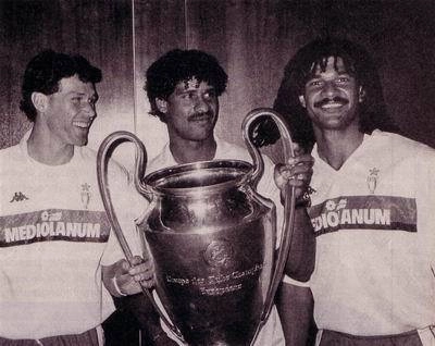 Na foto estão Van Basten, Frank Rijkaard (com a taça na mão) e Ruud Gullit. O trio ajudou o Milan a conquistar o bicampeonato europeu em em 1989 e 1990.
