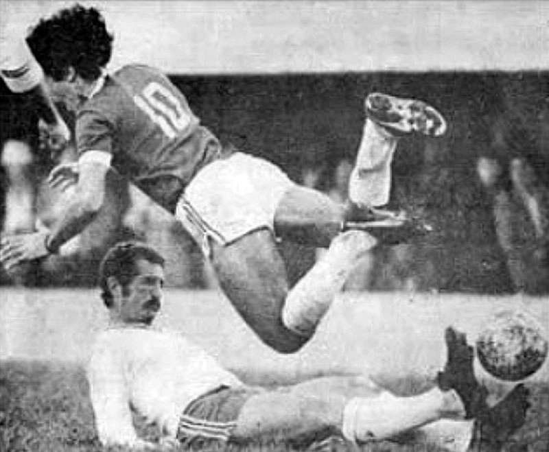 Em 1976, pelo Campeonato Gaúcho, Batista (Inter) voa com o carrinho de Felipão (Caxias), que aparentemente foi na bola. Foto: Reprodução