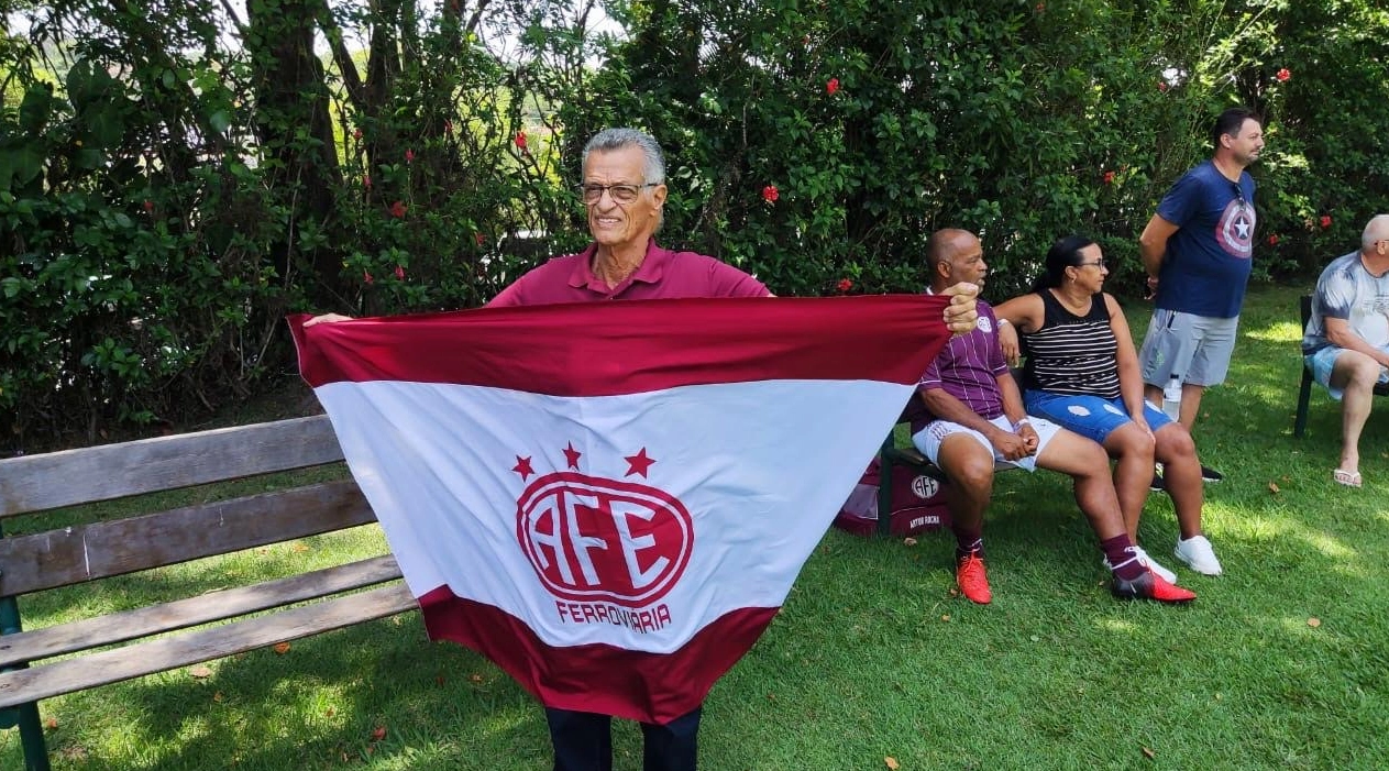 Peixinho, ídolo da Ferroviária, orgulhoso com a bandeira do clube de Araraquara em dezembro de 2023. Foto enviada por Edvaldo Tietz