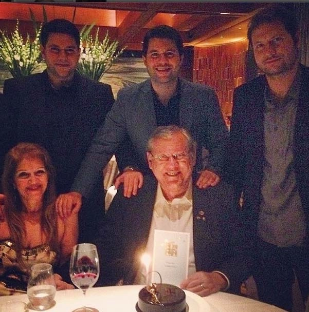 Lenice ao lado de Milton no dia em que ele comemorava seus 63 anos, em 06 de agosto de 2014, jantar especial no premiado Le Bernardin, de Nova York. Atrás, os três filhos: Netto Neves, Rafael e Fábio