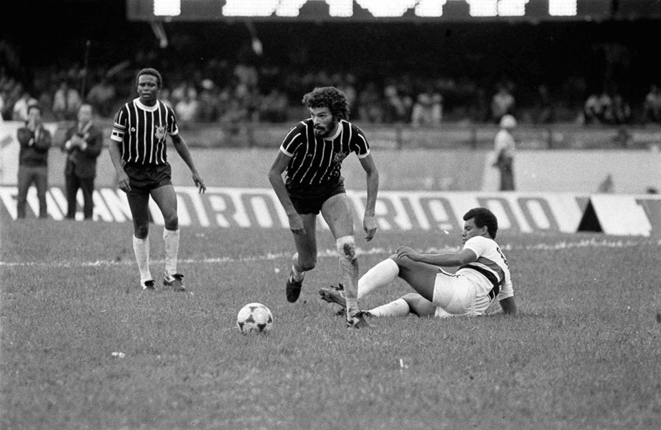 Sócrates ganha a disputa com Getúlio em confronto entre Corinthians e São Paulo em 1982, no Morumbi. Atrás, à esquerda, Wladimir. Foto: Divulgação