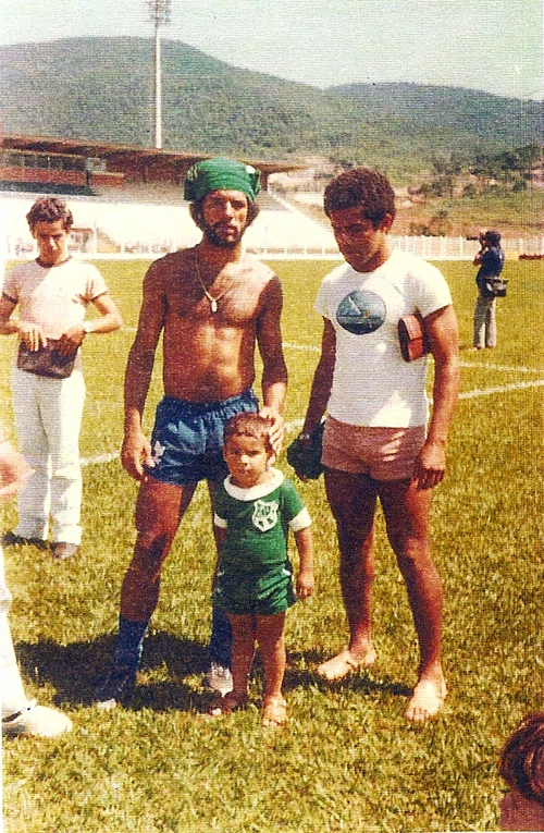 No estádio Ronaldo Junqueira, em 1981, o ex-lateral Paulo Roberto posa ao lado de Junior
