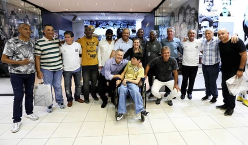 Festa dos 40 anos do t&iacute;tulo paulista de 1978 conquistado pelo Santos, que aconteceu no dia 29 de junho de 2019. Em p&eacute; aparecem Dema (campe&atilde;o em 1984), Jo&atilde;ozinho, Jo&atilde;o Paulo, Neto, Gilberto Sorriso, Toninho Vieira, C&eacute;lio, Lima, Fernando, Z&eacute; Carlos, Clodoaldo e Pita. Embaixo, ladeando um torcedor aparecem Cardim e Nelson Borges.