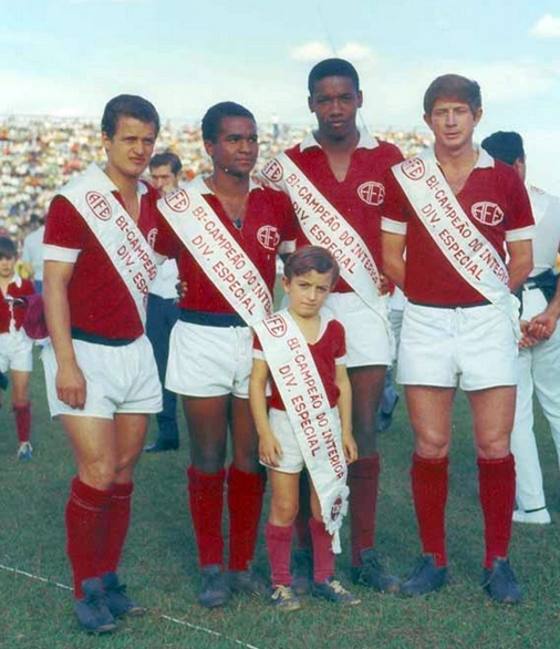 Da esquerda para a direita: Peixinho, Maritaca, Rui Júlio e Fogueira. O mascote é Dorival Júnior, sobrinho de Dudu, que atuava pela Ferroviária. Foto retirada do blog Tardes de Pacaembu