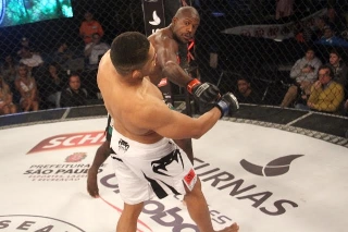 Com cartel de seis vitórias e uma derrota, Adriano fará um duelo de brazucas na luta principal no Titan FC 45 pela categoria meio médio, diante de Valdir “BB Monster”. Duelo acontece no próximo dia 18, em Pembroke Pine