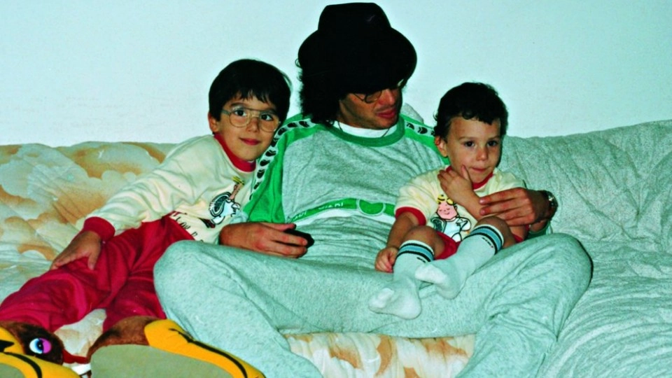 Na década de 80, com seus dois primeiros filhos, Victor Hugo e Hugo Leonardo,  Foto: arquivo pessoal de Casagrande