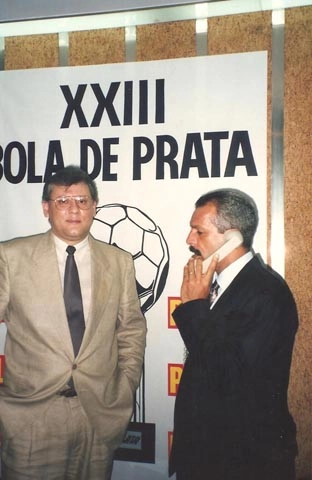 Milton Neves e Júnior, no dia da entrega do prêmio da Revista Placar, em 1992. O craque do Flamengo recebeu a Bola de Ouro