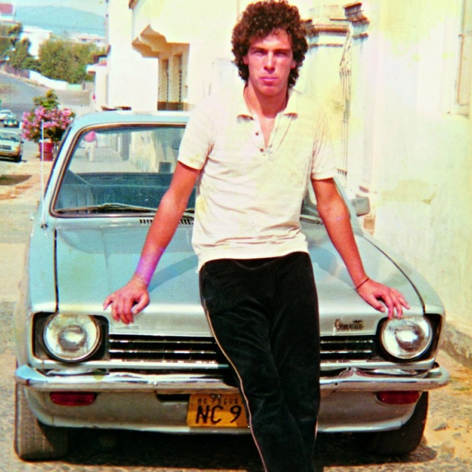 Em 1979, em frente à sua casa, na Penha (zona leste de São Paulo), encostado em um Chevette. Foto: arquivo pessoal de Casagrande