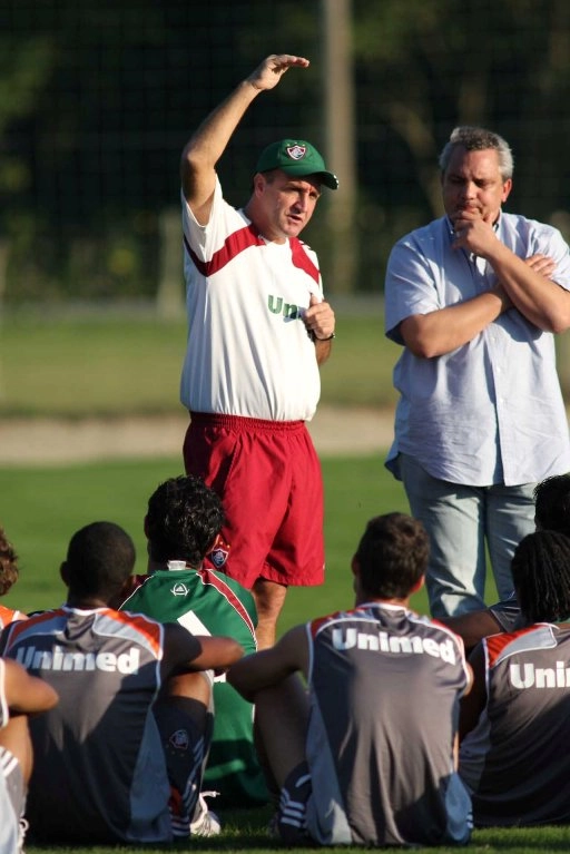 Ao lado de Branco, Cuca conversa com os jogadores do Tricolor. <i>Foto: Ricardo Ayres - Agência Photocâmera</i>