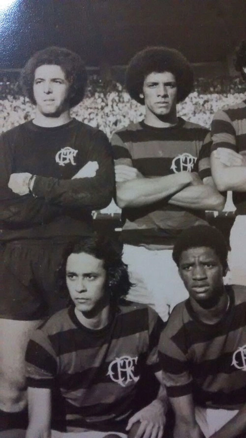 Flamengo, década de 70. Da esquerda para a direita, em pé: Júnior é o segundo. Agachados: Silvinho e Adílio. Foto enviada por Santanna