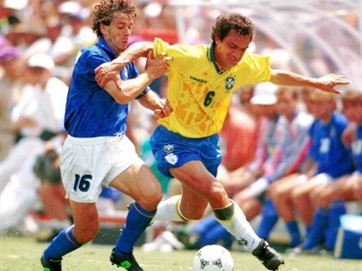 O principal momento da carreira de Branco foi a conquista da Copa de 94. Na foto da AFP, publicada no site da Fifa, o lateral disputa a bola com o italiano Roberto Donadoni