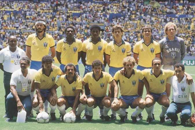 Sele&ccedil;&atilde;o Brasileira antes do jogo contra a Pol&ocirc;nia, no Est&aacute;dio Jalisco.. na Copa do M&eacute;xico, em 1986. Em p&eacute;, da esquerda para a direita, ap&oacute;s membro da comiss&atilde;o t&eacute;cnica, temos S&oacute;crates, Josimar, J&uacute;lio C&eacute;sar, Edinho, Branco e Carlos. Agachados: o massagista Nocaute Jack, Muller, J&uacute;nior, Careca, Alem&atilde;o, Elzo e o roupeiro Ximbica. Foto enviada por Jackson Sala
