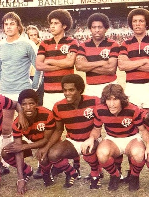 Em pé, da esquerda para a direita: Cantarelli, Dequinha, Ramirez e Júnior. Agachados: Adílio, Cláudio Adão e Zico