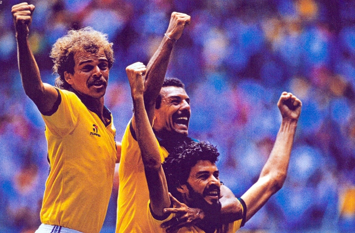 Na imagem, Sócrates comemora seu gol, o único da vitória brasileira sobre a Espanha, junto com Alemão e Júnior. Foto: Placar