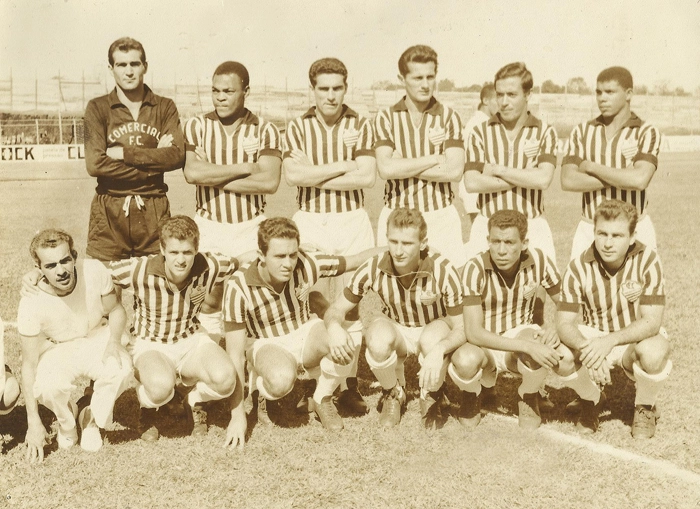 A equipe do Comercial de Ribeirão Preto em 1966. Da esquerda para a direita: Rosan, Píter, Jorge, Nonô, Amaury e Ferreira. Agachados: o massagista Glostora, Peixinho, Luiz Cai-Cai, Paulo Bin, Jair Bala e Carlos César