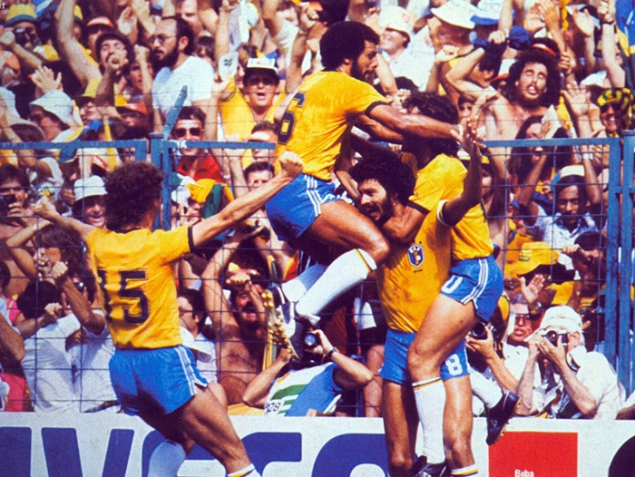 Na imagem, Sócrates, autor do gol, aparece celebrando com Falcão, Júnior e Zico. Pena que neste dia Paolo Rossi estava inspirado... Foto: Placar