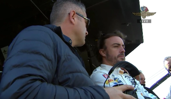 O brasileiro Gil de Ferran orientando Fernando Alonso para o primeiro teste do espanhol com um carro da Indy no oval de Indianápolis, em 03 de maio de 2017. Foto: Reprodução/IndyCar